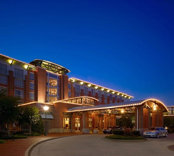 Photo of the Chattanoogan Hotel at night